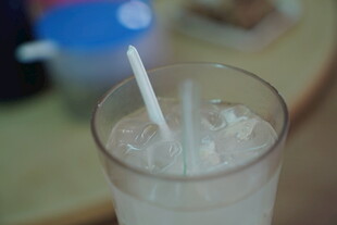 透明杯中插着吸管的饮料