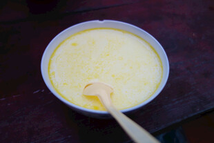 一碗美味的黄色糊状食物