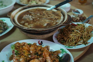 丰盛中式菜肴聚餐场景