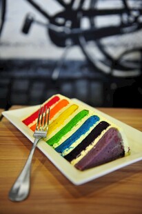 彩虹色甜点搭配银色餐叉