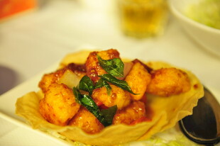 美味香煎豆腐配绿叶