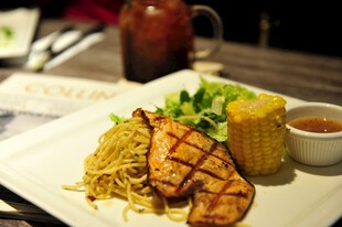 美味烤鸡胸配意面与蔬菜