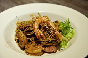 虾仁炒面配蔬菜