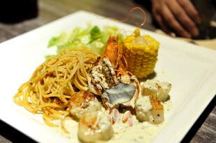 美味海鲜意面料理拼盘