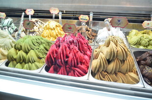 多彩水果陈列于冷藏柜中