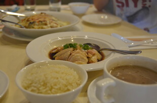 丰盛中式餐食摆桌