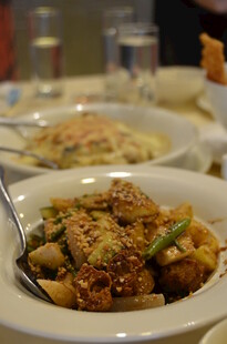 美味菜肴摆上餐桌