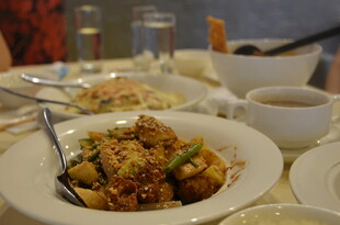 丰盛中式菜肴摆上餐桌