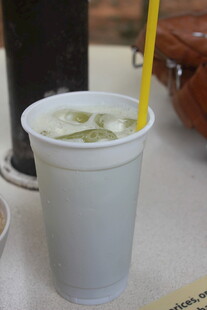 白色杯装青柠饮品