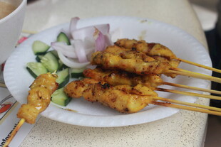 美味烤肉串搭配清爽配菜