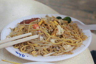 美味炒面配筷子