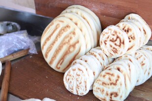 美味烤制面饼堆叠展示