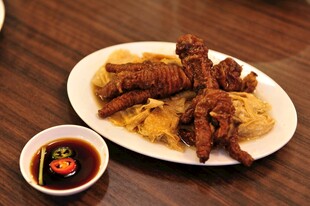 香酥炸物配蘸料美味诱人