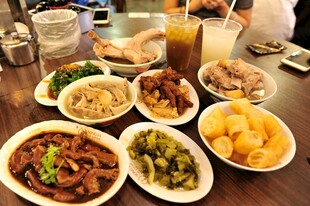 丰盛中式菜肴摆满一桌