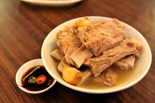 香浓炖肉配特色蘸料