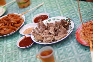 美味烧烤拼盘摆上桌