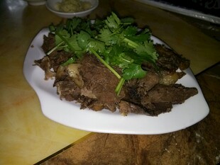 美味牛肉菜肴配翠绿香菜