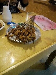 桌上美味烤串诱人