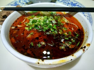 红油飘香的美味特色小面