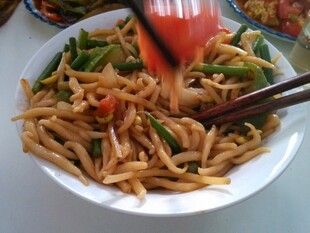 美味豆角炒面正被搅拌