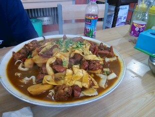 美味丰盛的特色炖菜拼盘