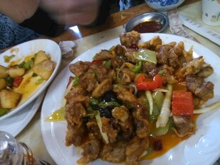 美味炒羊肉摆上餐桌