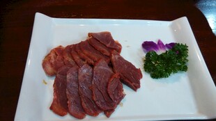 美味切片牛肉摆盘展示