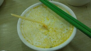 一碗蛋花汤配绿色筷子