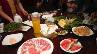 热闹聚餐场景中的丰盛菜肴