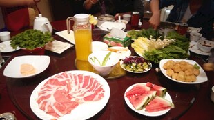 丰盛火锅聚餐场景