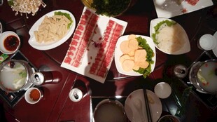 丰盛中式餐食摆桌场景