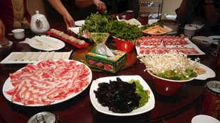 丰盛火锅食材摆满一桌