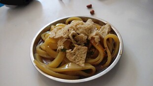 一碗美味鸡肉炒面