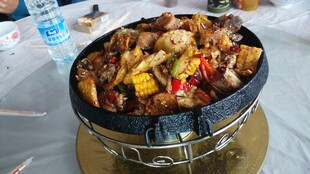 美味炭火炖锅 食材丰富