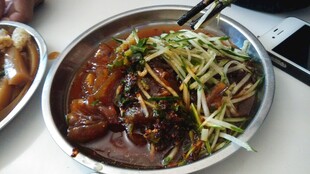 红烧鱼配葱丝美味佳肴