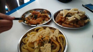 多样美味面食摆放在盘中