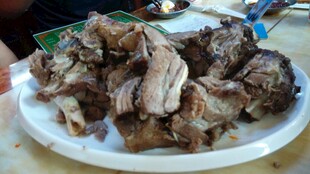 美味手撕羊排摆于盘中