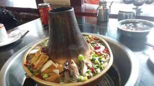 传统铜锅涮菜满满当当