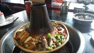 铜锅涮食材满满当当