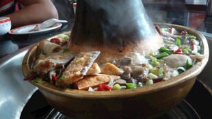 热气腾腾的传统铜锅涮菜