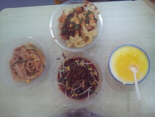 多样小吃与饮品组合