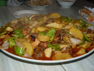 美味丰盛的大盘炒菜