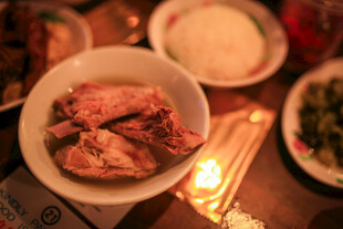 温馨餐桌旁的美味炖菜