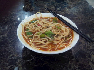 美味热干面 筷子相伴