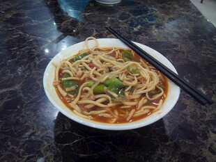 一碗美味面条配筷子