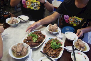 聚餐桌上的丰盛美食