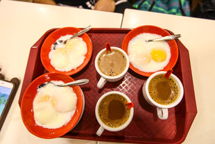 托盘上的多样早餐饮品