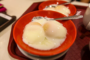 红色碗中的溏心水煮蛋