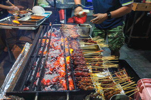 热闹夜市中的美味烧烤摊