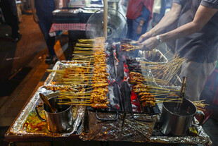 街头热闹的露天烤串场景